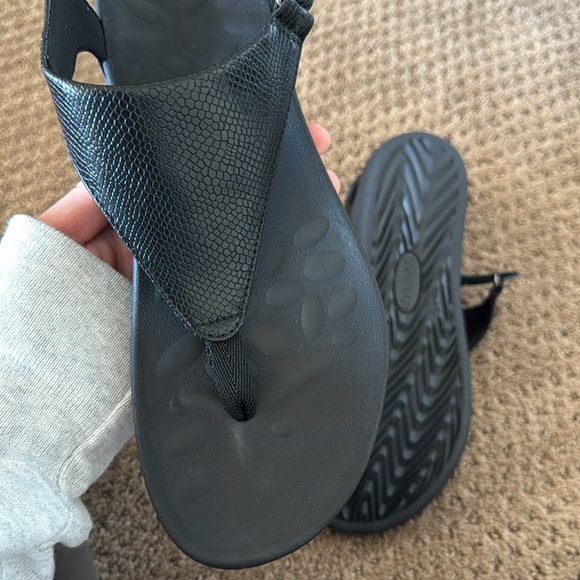 Black Strappy Swim Sandals with Arch Support! 🩴 - Picture 4 of 4